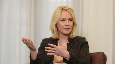 Manuela Schwesig, (SPD). Bundesministerin für Familie, sagt: „Wir müssen verhindern, dass nun Unsicherheit geschürt wird und Flüchtlingsgegner solche Fälle nutzen, um Stimmung zu machen.“ 