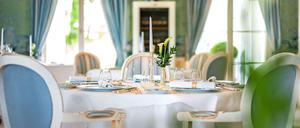 Ganz klassizistisch mit hoher Decke und Seidentapeten: das Restaurant „Friedrich Franz“ im Grandhotel Heiligendamm an der Ostsee.