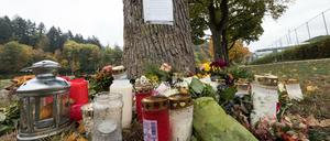 Tatort an der Dreisam. Blumen und Kerzen standen lange Zeit an dem Ort, an dem 16.10.2016 eine getötete Studentin aufgefunden wurde. Was danach über den mutmaßlichen Täter bekannt wurde, beschäftigt das ganze Land über Wochen. 