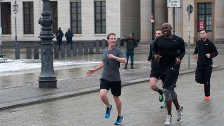 Poser oder Poster? Facebook-Gründer Mark Zuckerberg (l.) joggt in Berlin mit Bodyguards über den Pariser Platz.