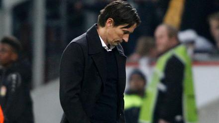 Blick nach unten. Trainer Roger Schmidt kommt mit seiner Mannschaft in der Bundesliga-Tabelle nicht richtig voran.
