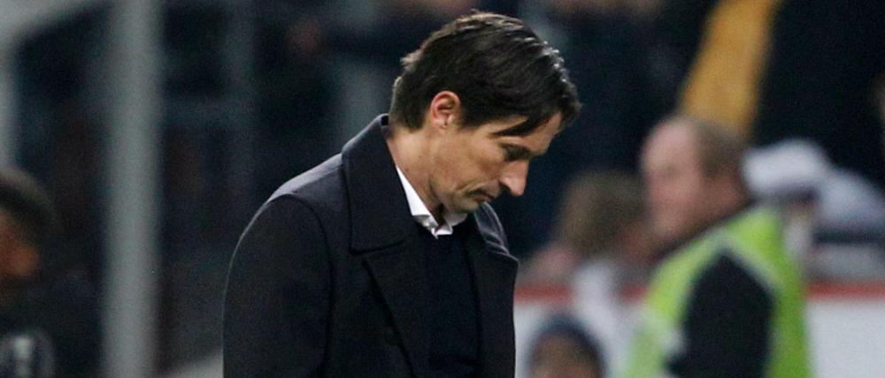 Blick nach unten. Trainer Roger Schmidt kommt mit seiner Mannschaft in der Bundesliga-Tabelle nicht richtig voran.