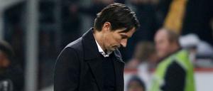 Blick nach unten. Trainer Roger Schmidt kommt mit seiner Mannschaft in der Bundesliga-Tabelle nicht richtig voran.