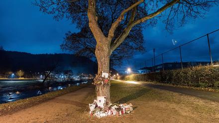 Blumen und Grablichter am Joggingpfad am Flüsschen Dreisam, wo die Freiburger Studentin Maria L. ermordet wurde.