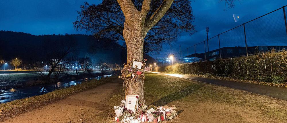 Blumen und Grablichter am Joggingpfad am Flüsschen Dreisam, wo die Freiburger Studentin Maria L. ermordet wurde.