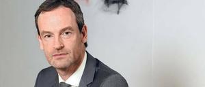 Thesen mag er eigentlich nicht. Jörg Hartmann im Bühnenbild von „Professor Bernhardi“.