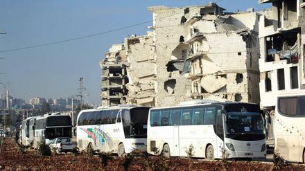 Busse stehen in Aleppo für die Evakuierung bereit.