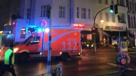 Feuer im Kaukau: Kneipengäste und Rettungkräfte verhinderten Schlimmeres in dem Haus an der Hohenstaufenstraße, in dem auch das Traditionslokal "Mutter" untergebracht ist. Die Szenerie wurde von einem Anwohner fotografiert.