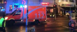 Feuer im Kaukau: Kneipengäste und Rettungkräfte verhinderten Schlimmeres in dem Haus an der Hohenstaufenstraße, in dem auch das Traditionslokal "Mutter" untergebracht ist. Die Szenerie wurde von einem Anwohner fotografiert.