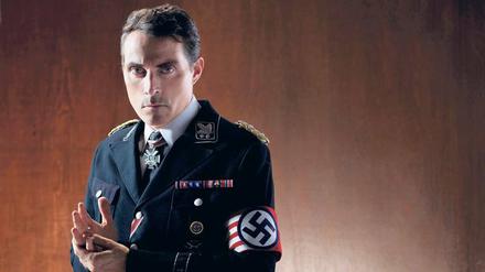 Rufus Sewell als Obergruppenführer John Smith. Die Amazon-Serie „The Man in the High Castle“ spielt in den 1960er Jahren. Die Alliierten haben den Zweiten Weltkrieg verloren, Nazi-Deutschland und das japanische Kaiserreich teilten sich die USA untereinander auf. In der zweiten Staffel, die am Freitag startet, nimmt jedoch die Spannung zwischen den einstigen Achsenmächten zu. 