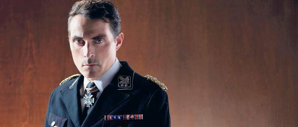 Rufus Sewell als Obergruppenführer John Smith. Die Amazon-Serie „The Man in the High Castle“ spielt in den 1960er Jahren. Die Alliierten haben den Zweiten Weltkrieg verloren, Nazi-Deutschland und das japanische Kaiserreich teilten sich die USA untereinander auf. In der zweiten Staffel, die am Freitag startet, nimmt jedoch die Spannung zwischen den einstigen Achsenmächten zu. 
