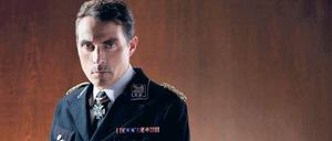 Rufus Sewell als Obergruppenführer John Smith. Die Amazon-Serie „The Man in the High Castle“ spielt in den 1960er Jahren. Die Alliierten haben den Zweiten Weltkrieg verloren, Nazi-Deutschland und das japanische Kaiserreich teilten sich die USA untereinander auf. In der zweiten Staffel, die am Freitag startet, nimmt jedoch die Spannung zwischen den einstigen Achsenmächten zu. 