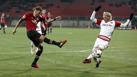 Der Moment der Entscheidung. Guido Burgstaller trifft zum 2:1.
