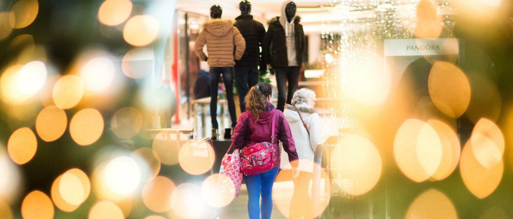 Aufwärts geht es im Advent für die Kunden auf der Rolltreppe - und für den Einzelhandel mit den Umsätzen.