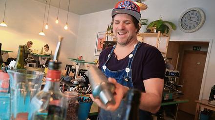 Hilft gegen Kater? Allan, Chef vom "Allan's Breakfast Club" mixt einen "Bloody Mary" in seinem Lokal in Rykestraße in Prenzlauer Berg.