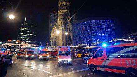 Im Einsatz. Die Rettungskräfte versorgen die Opfer vom Breitscheidplatz, in der Charité laufen die Fäden zusammen.