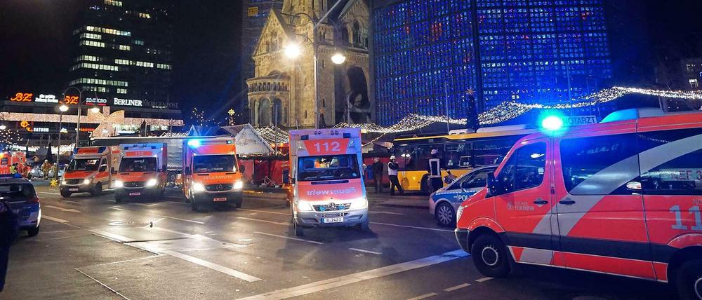 Im Einsatz. Die Rettungskräfte versorgen die Opfer vom Breitscheidplatz, in der Charité laufen die Fäden zusammen.