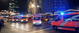 Im Einsatz. Die Rettungskräfte versorgen die Opfer vom Breitscheidplatz, in der Charité laufen die Fäden zusammen.