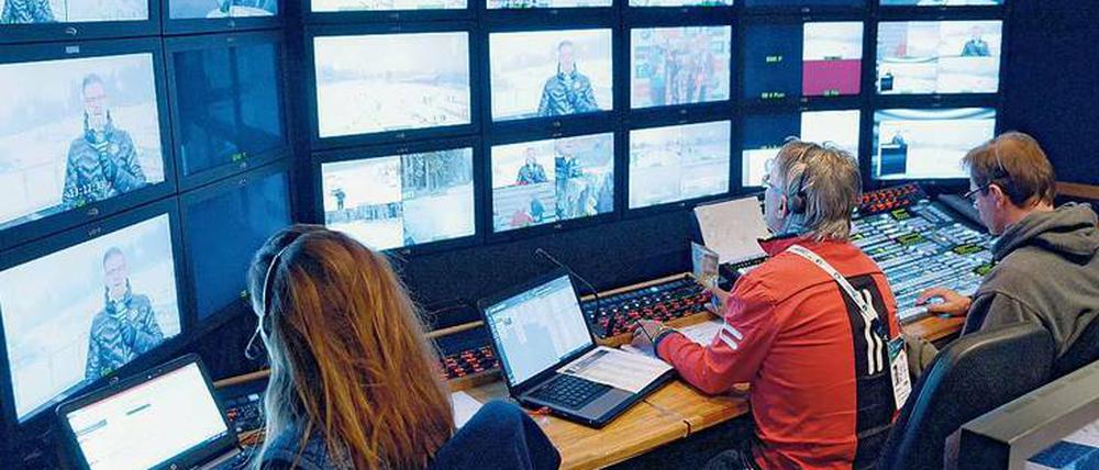 Schaltzentrale der Biathlon-Sendungen. Im Übertragungswagen führt Regisseur Rainer Rosenbaum (Zweiter von links) die Fernsehzuschauer durch die Rennen.