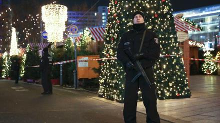 Polizisten am Breitscheidplatz. 