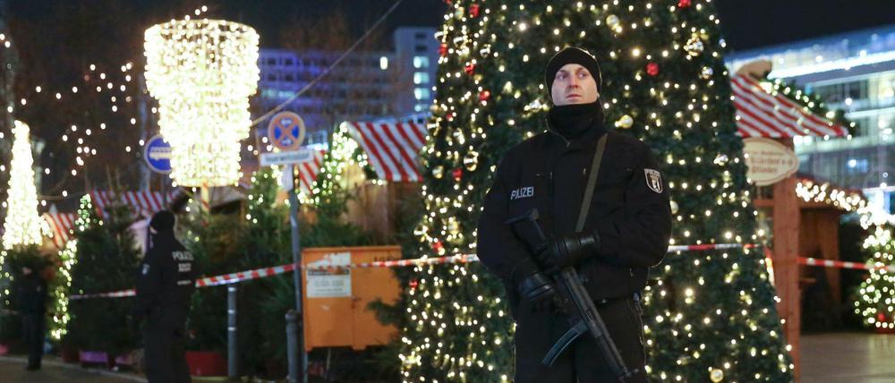 Polizisten am Breitscheidplatz. 