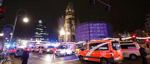 Polizisten und Rettungskräfte am Tatort am Breitscheidplatz.