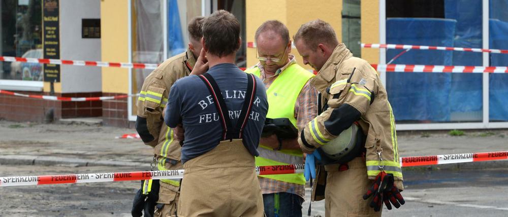 Feuerwehrleute am Mariendorfer Damm. Dort war im August ein Abwasserrohr gebrochen. 