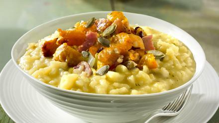 Wenn das Risotto fertig ist, kommt frischer Ricotta dazu, der macht das Gericht schön samtig.
