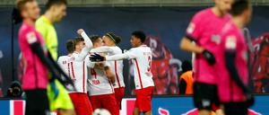 Des einen Freud, des anderen... Die Leipziger Spieler feiern ihren vorentscheidenden Treffer zum 2:0.