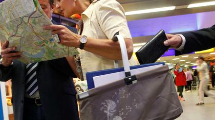 Einer fragt nach dem Weg, der andere greift zu: Taschendiebe haben viele Tricks. 