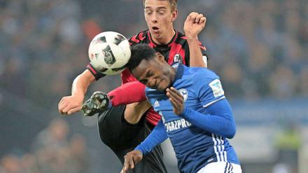 Augen zu und... Schalke und Freiburg lieferten sich ein enges Spiel.