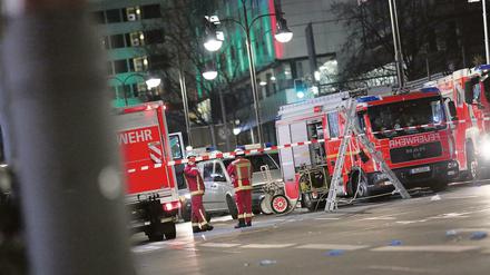 Heerlager der Helfer. Die Berliner Feuerwehr hat bis zu 170 Mitarbeiter im Einsatz. 