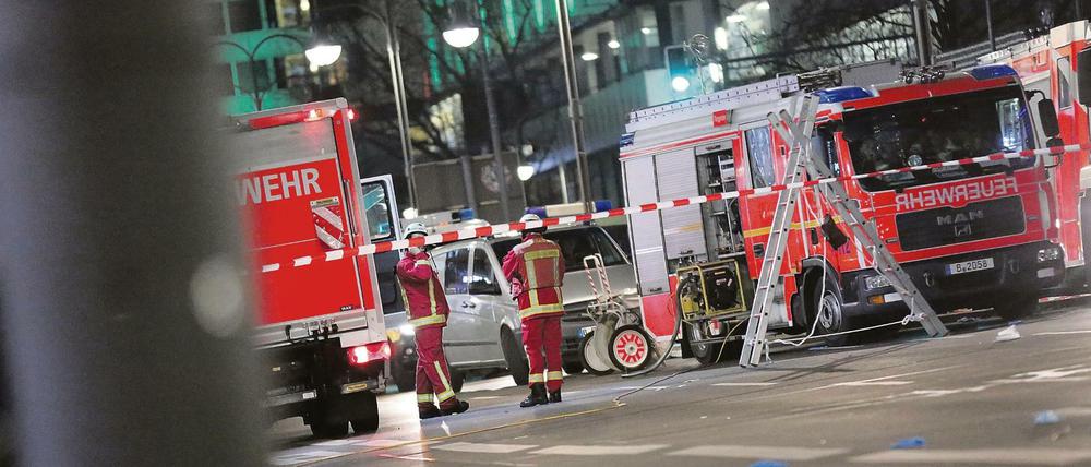Heerlager der Helfer. Die Berliner Feuerwehr hat bis zu 170 Mitarbeiter im Einsatz.