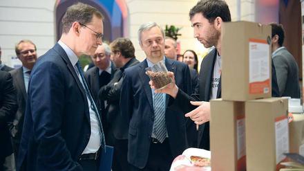 Erfolgsgeschichte. Der Regierende Bürgermeister mit TU-Präsident Thomsen (Mitte) bei seinem Besuch von Start-ups an der TU Berlin am Montag. 