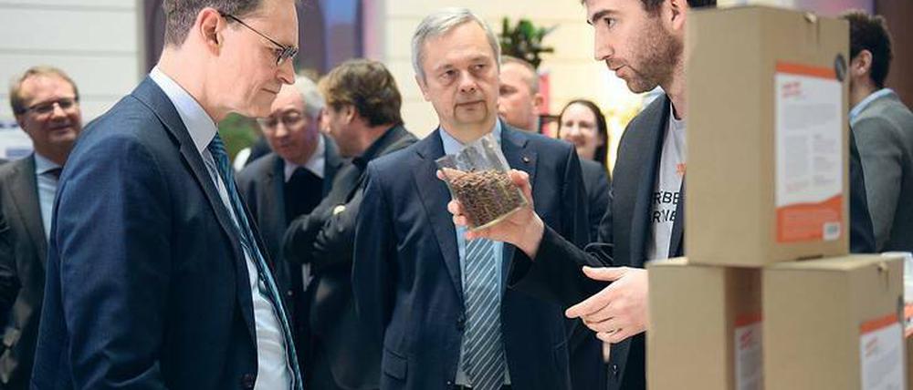 Erfolgsgeschichte. Der Regierende Bürgermeister mit TU-Präsident Thomsen (Mitte) bei seinem Besuch von Start-ups an der TU Berlin am Montag.