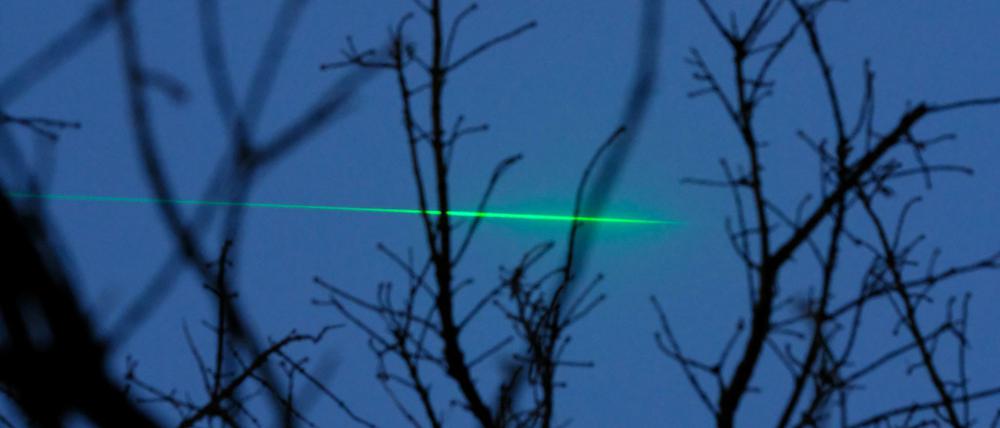 Ein Laserstrahl ist in Leipzig am Himmel zu sehen. Immer wieder werden Piloten durch Lichtstrahlen von Laserpointern geblendet. 