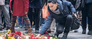 Stille Anteilnahme. Am Tag danach kamen viele Menschen an die Gedächtniskirche, legten Blumen nieder und stellten Kerzen auf zur Erinnerung an die Opfer.