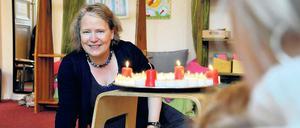 Pastorin Christine Schlund geht auch mal in die Hocke, wenn sie den Kindern der Sophien-Kita die Geschichte des Adventskranzes erzählt – auf Augenhöhe.