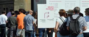 Besucherschlange vor dem Neuen Museum in der Bodestraße.