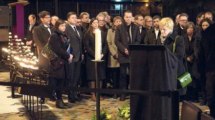 Die Spitzen der Berliner Parteien und andere Politiker stehen am Dienstag vor dem Kondolenzbuch in der Gedächtniskirche. 