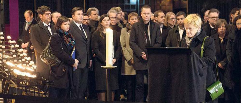 Die Spitzen der Berliner Parteien und andere Politiker stehen am Dienstag vor dem Kondolenzbuch in der Gedächtniskirche. 
