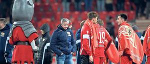 Frohe Weihnachten? Trainer Jens Keller (M.) und seine Mannschaft sind mit der Hinserie nicht ganz zufrieden.