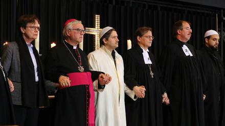 Überkonfessionell. Christliche und muslimische Geistliche reichten sich am Dienstagabend in der Gedächtniskirche die Hände.