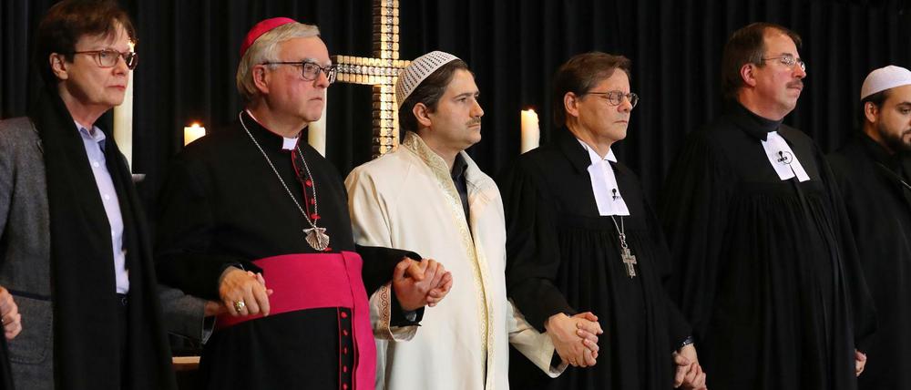 Überkonfessionell. Christliche und muslimische Geistliche reichten sich am Dienstagabend in der Gedächtniskirche die Hände.