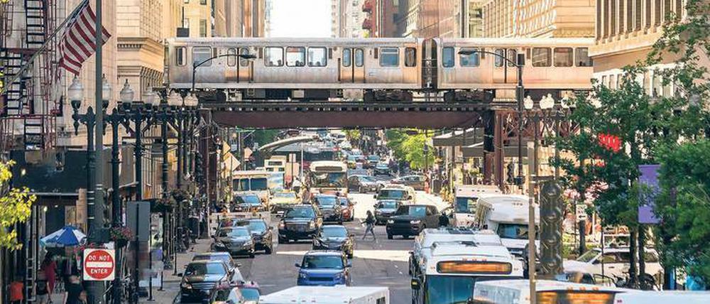 Downtown Chicago. 250 Millionen Autos sind in den USA zugelassen. Außerhalb der Zentren gibt es kaum öffentlichen Nahverkehr.