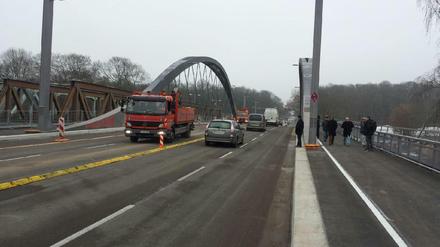 Die Freybrücke ist wieder frei vorerst nur die vier Fahrspuren rechts.