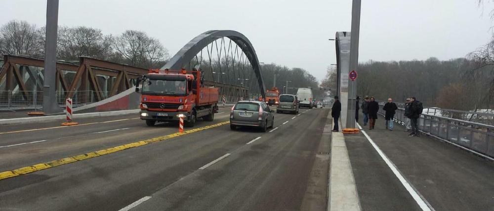 Die Freybrücke ist wieder frei vorerst nur die vier Fahrspuren rechts.