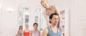 Ist Yoga ein Frauending? Manche Männer finden es befremdlich, sich von einer Frau Ansagen geben zu lassen.