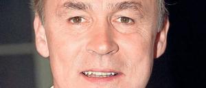 Elmar Hörig postet am rechten Rand entlang.