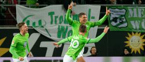 Na bitte. Wolfsburgs Jeffrey Bruma (hinten) bejubelt seinen Treffer zum 1:0 gegen Frankfurt mit Yannick Gerhardt (l) und Paul Seguin (vorne).